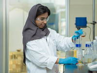 Woman in the lab working.