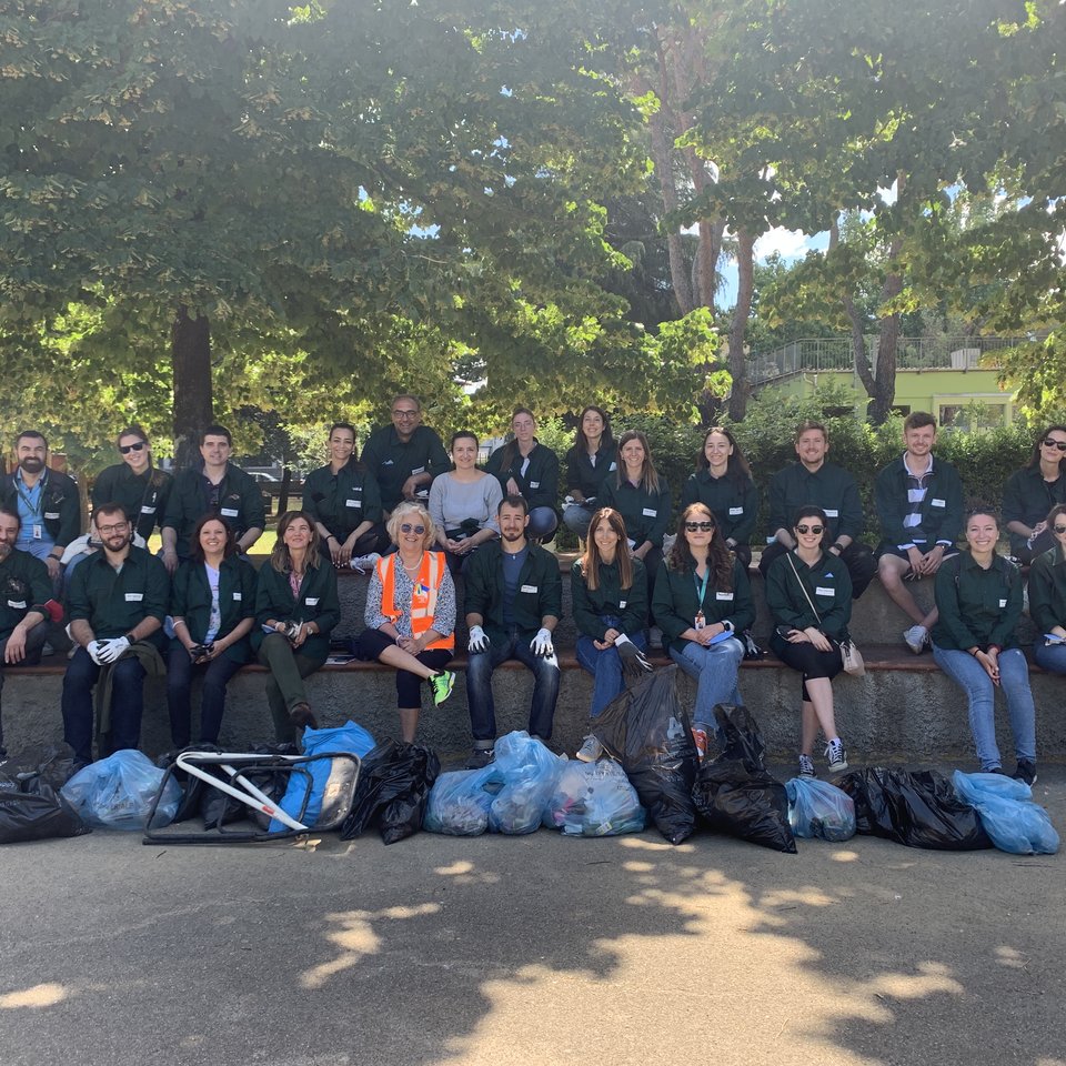 Baker Hughes employees volunteering 
