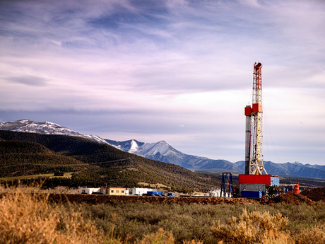 Photo of a land oil rig.