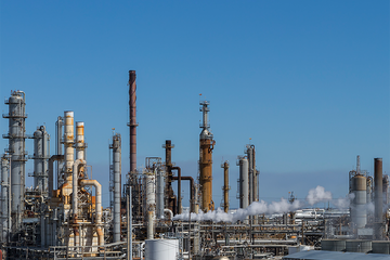 Photo of a refinery.