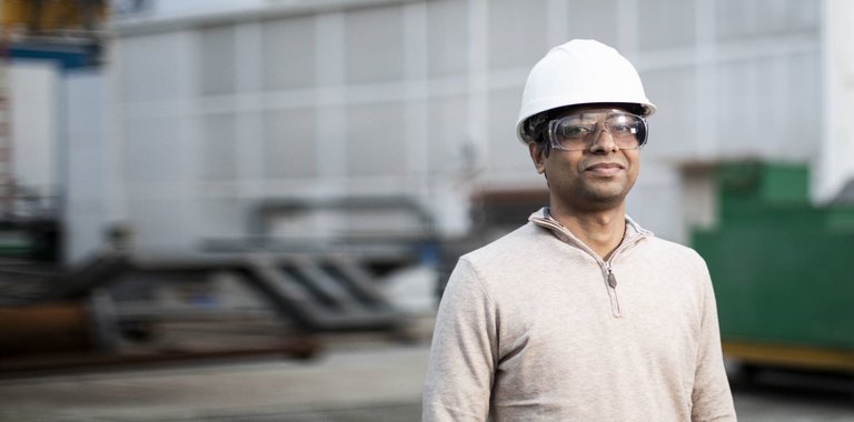 Man with hardhat and safety glasses
