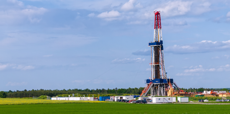 Photo of a land oil rig.