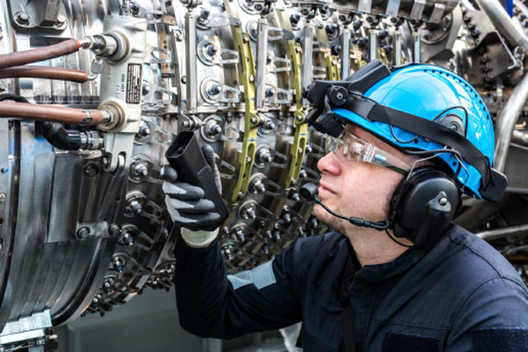 AM2017 Employee Working On Machine