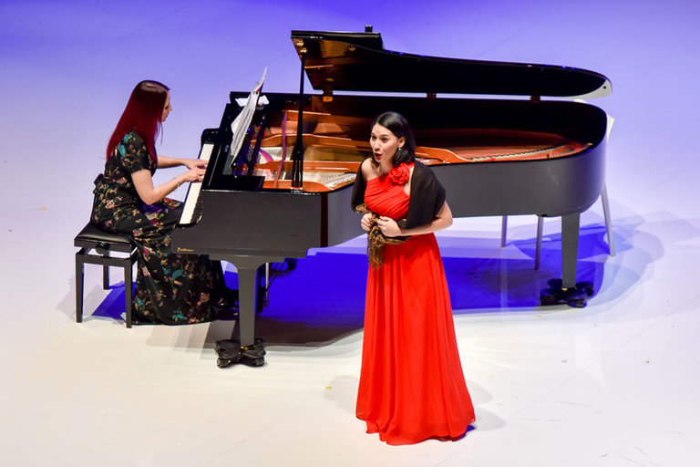 AM2017 Girl Singer Next To Piano