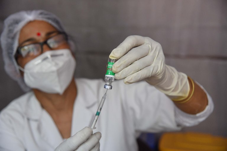 A health worker prepares a dose of COVID-19 vaccine at a Khanapara State Dispensary in Guwahati on April 29, 2021. © UNICEF/UN0454498/Boro